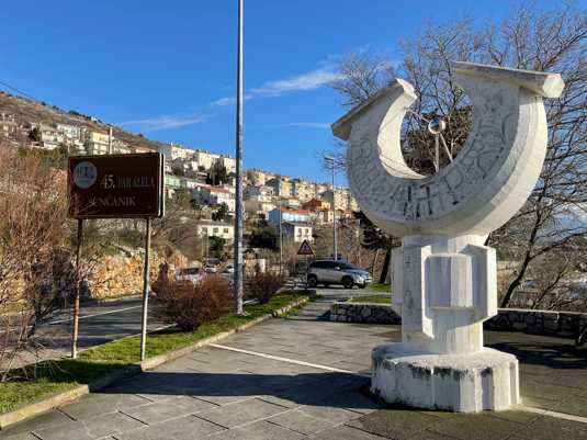 Где проходит 45 параллель через Хорватию? Город Senj. Фото 1