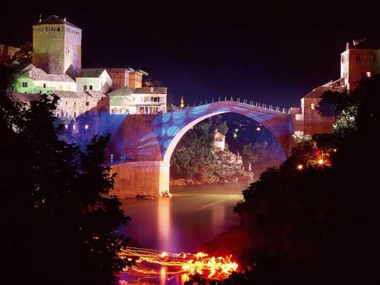 Город Мостар на реке Неретва. Ночной Мостар