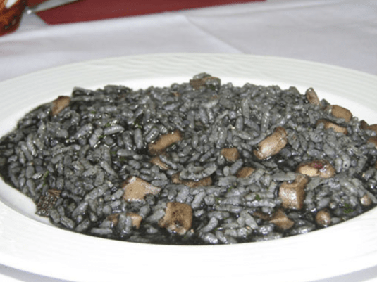 Crni rižot / Црни рижот / Чёрный ризотто. ТОП 10 блюд хорватской кухни, которые обязательно нужно попробовать. Фото 10