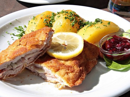 Zagrebački odrezak / Загребачки одрезак. ТОП 10 блюд хорватской кухни, которые обязательно нужно попробовать. Фото 2